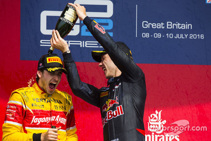 Podium : le vainqueur Pierre Gasly, Prema Racing et le deuxième Antonio Giovinazzi, Prema Racing célèbrent avec le champagne