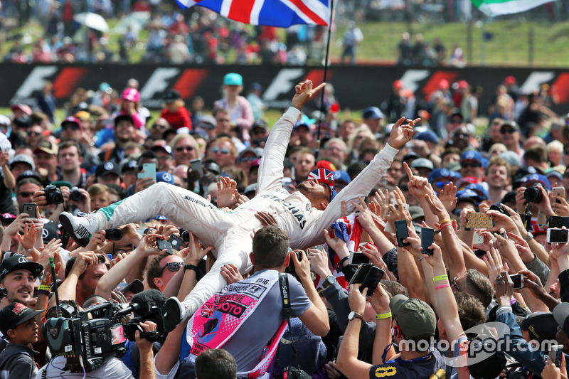 Ganador de la carrera Lewis Hamilton, Mercedes AMG F1 celebra con los fans