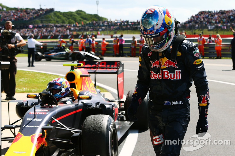 Daniel Ricciardo, Red Bull Racing con il compagno di squadra Max Verstappen, Red Bull Racing RB12 nel parco chiuso
