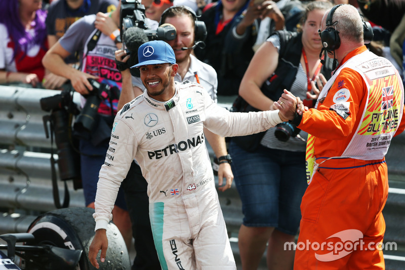Il vincitore della gara Lewis Hamilton, Mercedes AMG F1 festeggia nel parco chiuso