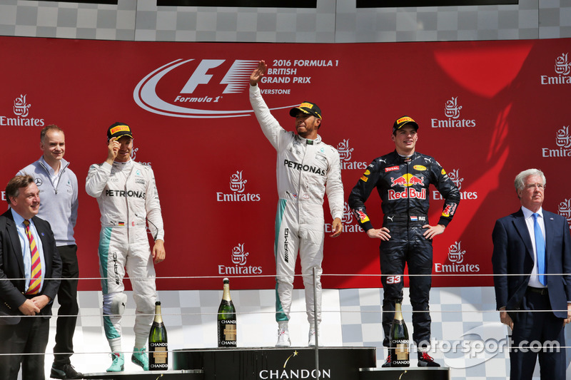 Il podio (da sx a dx): Nico Rosberg, Mercedes AMG F1, secondo; Lewis Hamilton, Mercedes AMG F1, vincitore della gara; Max Verstappen, Red Bull Racing, terzo