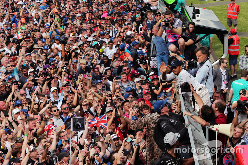 Ganador de la carrera Lewis Hamilton, Mercedes AMG F1 celebra con los fans