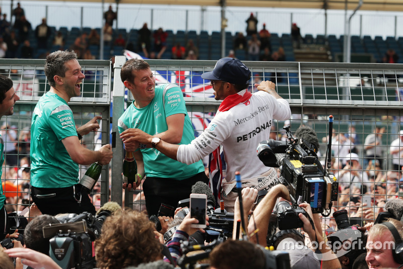 Ganador de la carrera Lewis Hamilton, Mercedes AMG F1 celebra con los fans