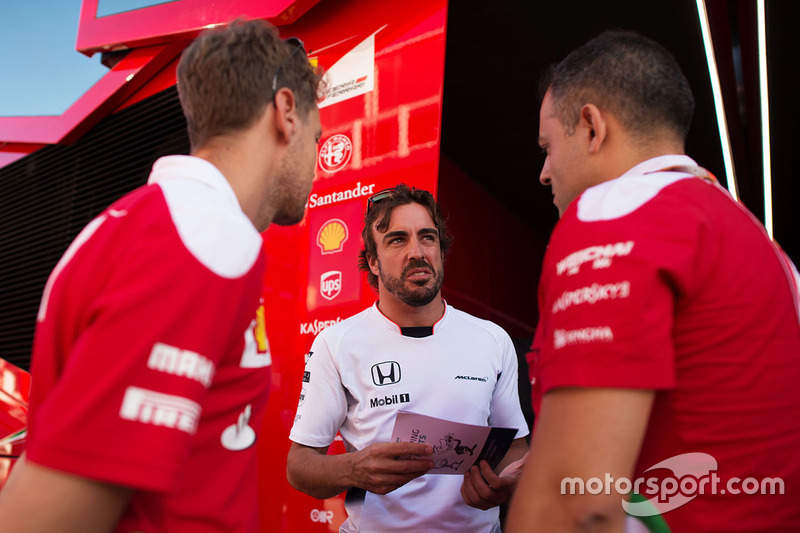 Fernando Alonso, McLaren con Sebastian Vettel, Ferrari y Diego Ioverno, Director de operaciones de Ferrari